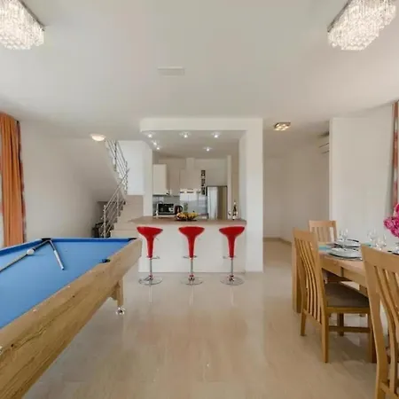 Moderne Gemuetliche Mit Pool Und Meerblick